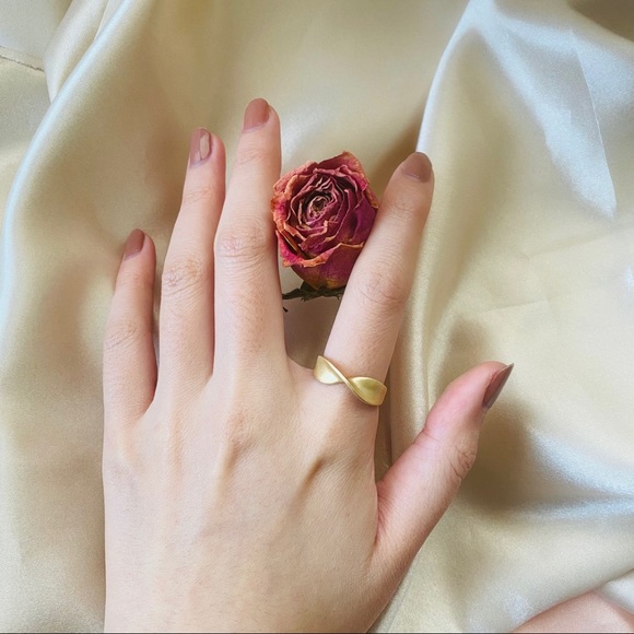 LAST ONE 💖Golden Minimalistic Ring - Picture 10 of 12